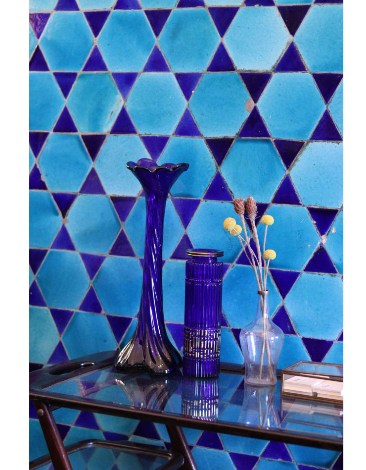 Au Pandeli, une attention particulière est portée sur les détails. Ici, les soliflores et bougeoirs s’accordent aux teintes des carreaux de faïences.