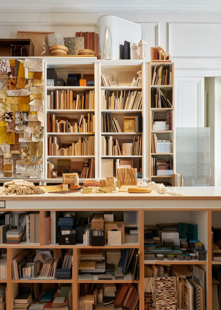 Chez RDAI, à Paris, la matériauthèque est autant une bibliothèque du monde entier qu’un lieu d’échanges sur les projets.