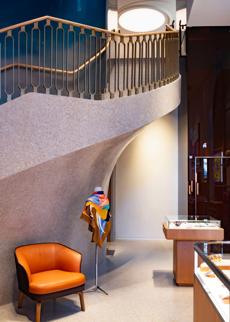 Pour l’escalier du magasin Hermès, de Zurich, rénové en 2021, l’agence a choisi du Terrazzo en marbre de Sienne. Sourcing de matériaux, choix scrupuleux de partenaires locaux : son expertise s’applique à tous ses clients.