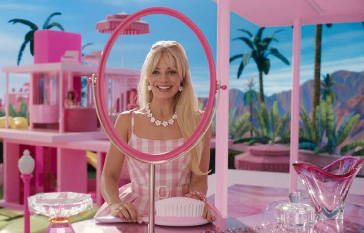 Dans la chambre de Barbie, une série de vases et d’accessoires en verre évoquent les créations de la maison d’orfèvrerie-joaillerie new-yorkaise Tiffany and Co.
