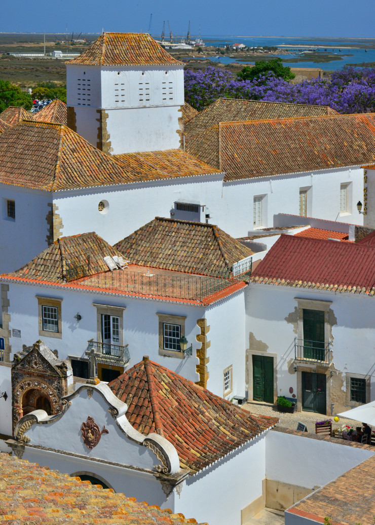 Du haut du clocher de la cathédrale se dévoile le centre historique de Faro. À l’intérieur de l’édifice, azulejos et chapelles baroques assurent l’essentiel de la décoration.