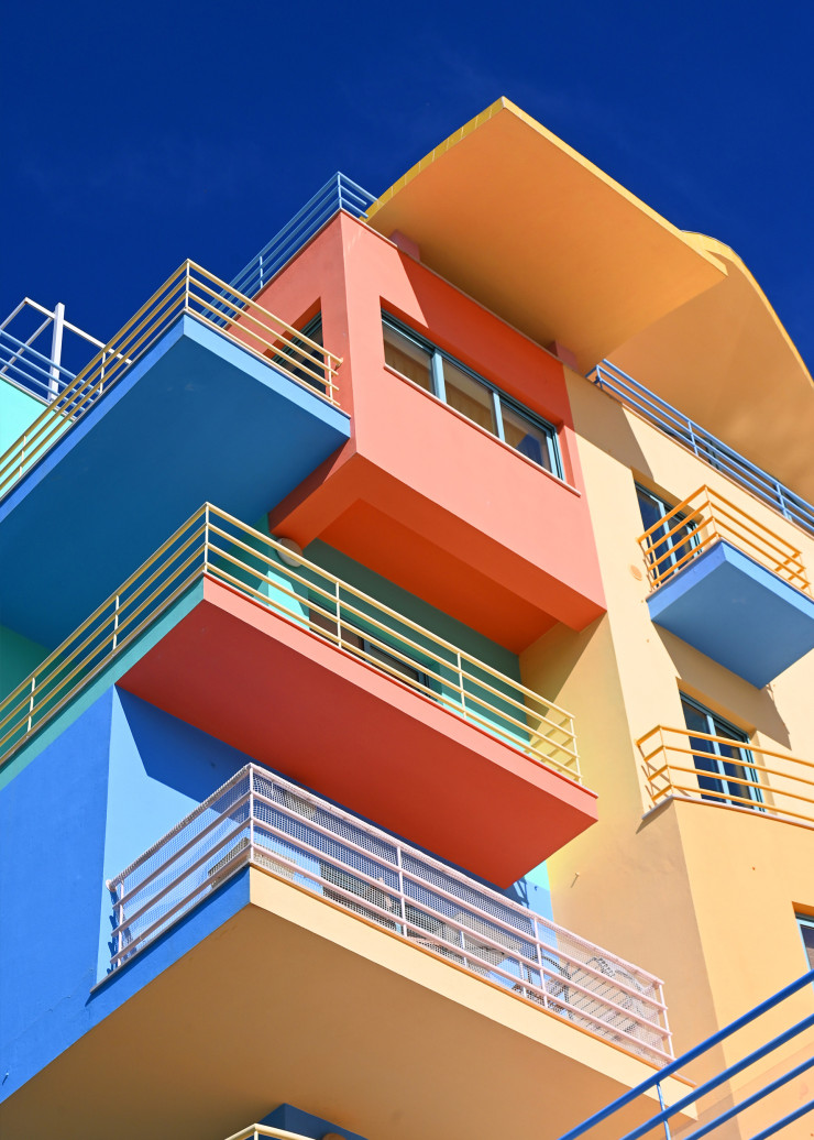 Petit air Art déco pour ces immeubles du port d’Albufeira.