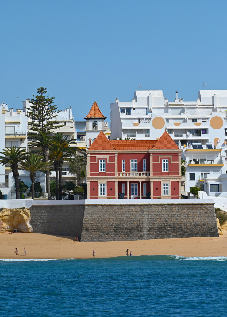 Victime de son succès, la côte entre Albufeira et Amarção de Pêra a été densément construite.