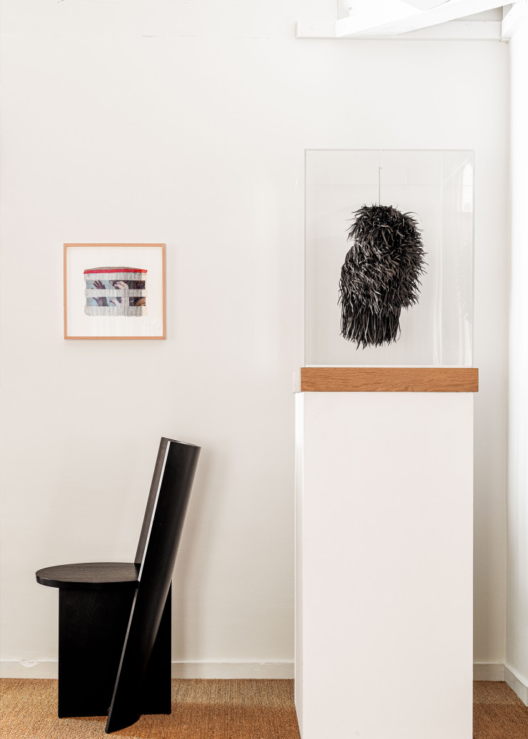 De gauche à droite, la chaise La Tourette (1995), de l’Atelier Beat Frank, et l’œuvre Protecteur (2012), de Georgia Russel.