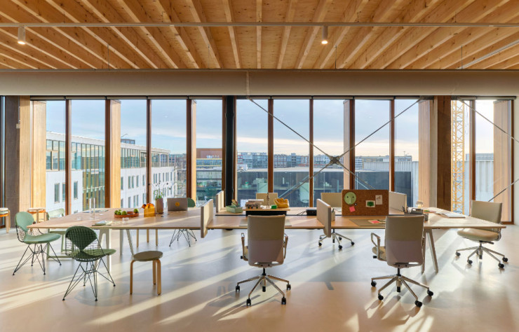 Plateaux en bois massif, écrans en liège, piétements en aluminium et pièces en plastique recyclé, vingt ans après la première version, Ronan et Erwan Bouroullec proposent Joyn 2, qui peut atteindre 6,40 mètres sur 4 pieds seulement (Vitra).