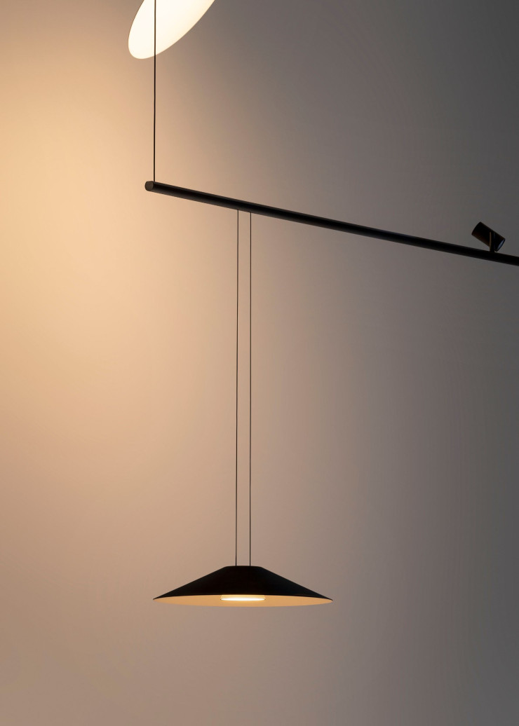La suspension Circus, imaginée par Antoni Arola, se présente tel un trapèze dont la barre, conductrice d’électricité, peut accueillir spots, disques réfléchissants et diffuseurs.