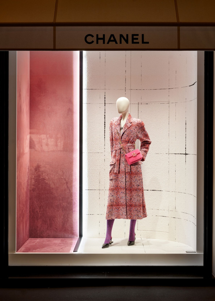 Tout le sens du visual merchandising est de traduire, par la mise en scène des collections, la vision de la directrice artistique de Chanel, Virginie Viard. Ici, les vitrines de la célèbre boutique parisienne de la rue Cambon.
