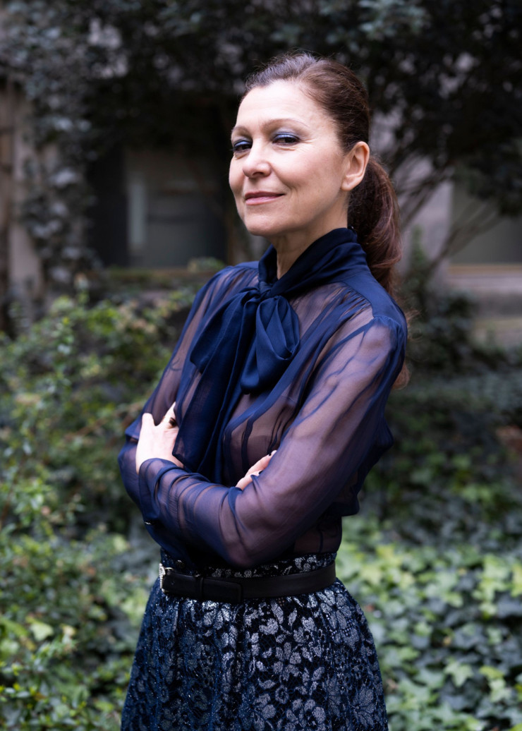 Agnès Liely a su mettre sa formation en arts appliqués au service de Chanel. Elle y incarne la volonté affirmée de pluridisciplinarité et d’ouverture aux designers, architectes d’intérieur et autres scénographes.
