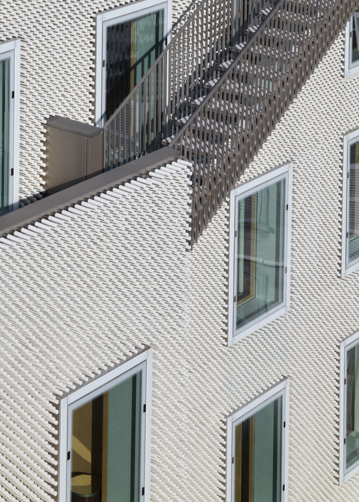 Au bâtiment principal ont été ajoutés une terrasse de 400 m2 et un rooftop végétalisé.