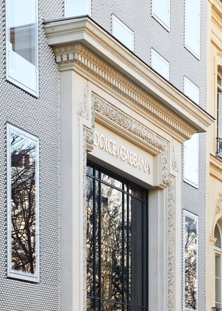 Faisant corps avec la façade ouvragée telle une pièce d’orfèvre, l’arche d’entrée, construite en 1912 et récemment restaurée, célèbre les noces entre classicisme et innovation.