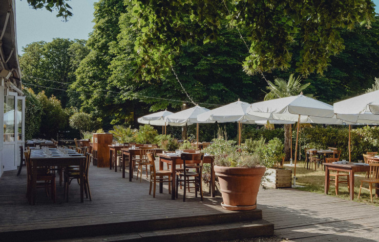La terrasse du Chalet des Îles permet de profiter pleinement du Bois de Vincennes.