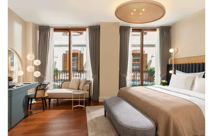 Vue détaillée sur l’une des chambres de l’hôtel Ecole St Pierre où le choix des matériaux et du mobilier (bois blond, cannage, éclairage contemporain…) apporte une touche contemporaine.