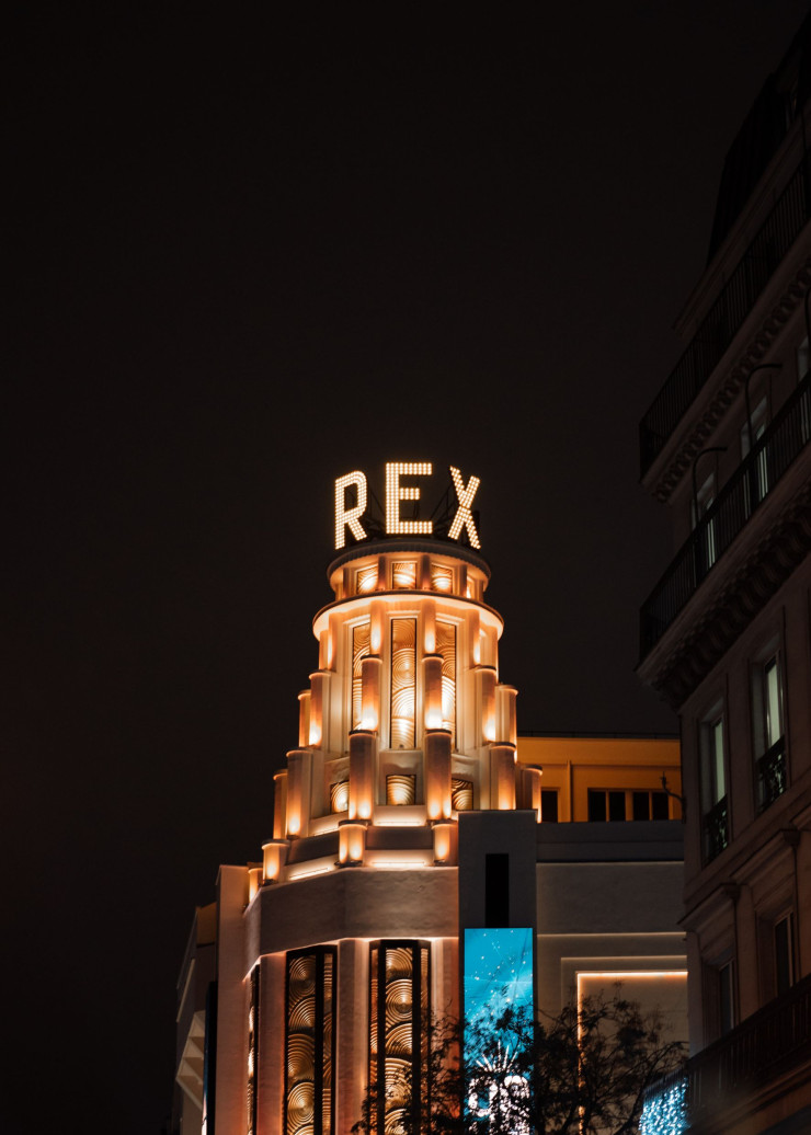 Les architectes ont peaufiné la façade en conservant les écrans publicitaires et soigné les points lumineux à LED dans le style de l’époque.