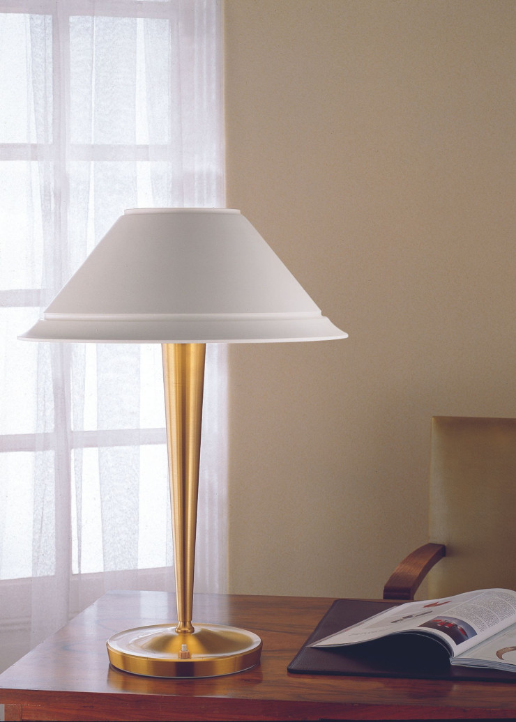 La lampe 817 aux lignes classiques, mais qui existe en plusieurs finitions pour intégrer différents types d’intérieurs, a été achetée, entre autres, par le Mobilier national pour équiper des bâtiments appartenant à l’État français.