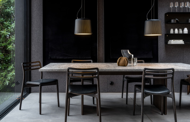 La salle à manger est équipée de mobilier Vipp.