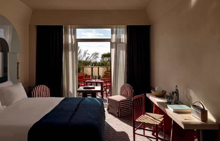 Association d’arches et de rayures, de paille et de couleurs profondes… Comme un sous-texte, le vocabulaire stylistique utilisé par l’architecte d’intérieur Dorothée Meilichzon emprunte au Japon et au Pays basque, une référence à l’histoire, qui traverse couramment les architectures et les langues.