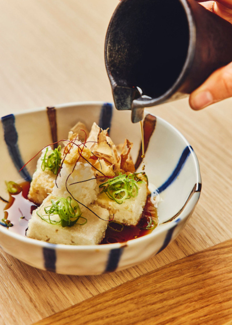 Les cubes de tofu frits servis dans une belle assiette en céramique.