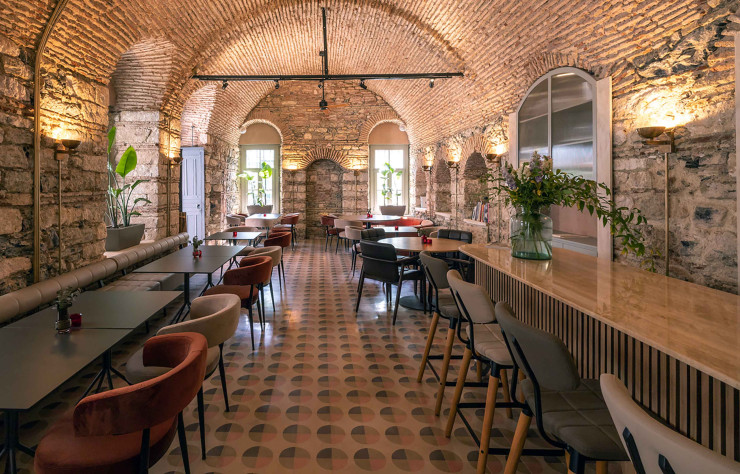 L’aspect vouté du plafond ainsi que le mariage des éléments de briques rouges et des carreaux de ciment confèrent à l’ensemble du restaurant Serenita, un aspect intimiste dans lequel la nourriture vient sublimer le moment.