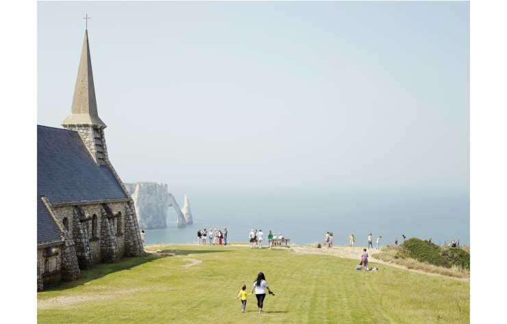 Avec cette photographie prise en 2014 près de la chapelle Notre Dame de la Garde à Étretat, Simon Roberts saisit à la fois l’essence d’un paysage normand couplé à la présence humaine, désormais grandissante et massive dans cette zone.