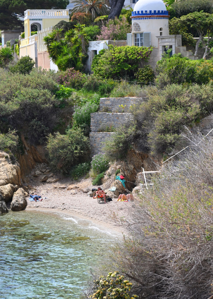 Du parc de la Tour royale, le sentier côtier mène aux plages du Mourillon.