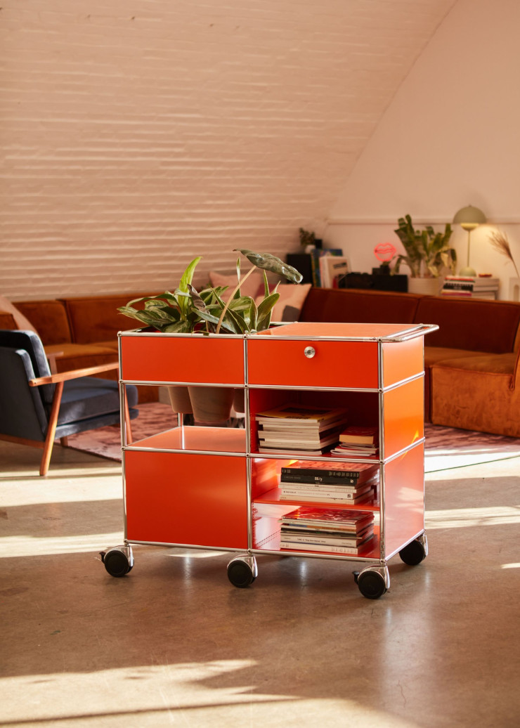 Bientôt sexagénaire, USM Haller a fondé son succès sur des tubes chromés, une boule de connexion et des panneaux de tôle laquée. Un principe simple et ultra-modulaire qui permet à l’utilisateur de faire évoluer ou de métamorphoser son mobilier au gré de ses envies.