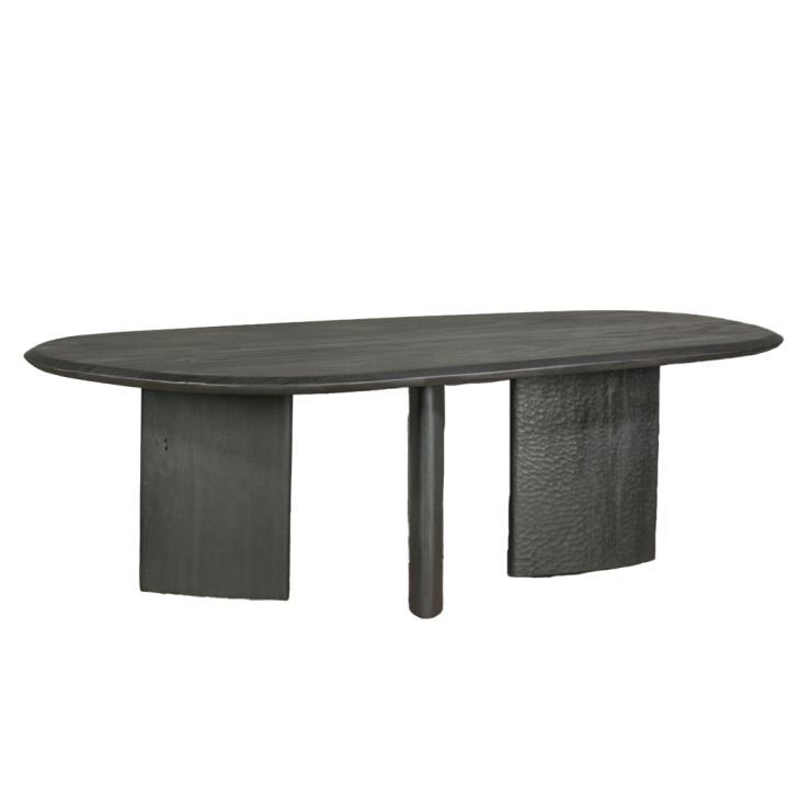 La table de la collection Ultra Noir de la CFOC, fabriquée par des artisans de l’ile de Java, en Indonésie.