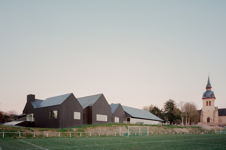 Le bardage noir donne à cette piscine municipale bretonne des airs de Scandinavie.