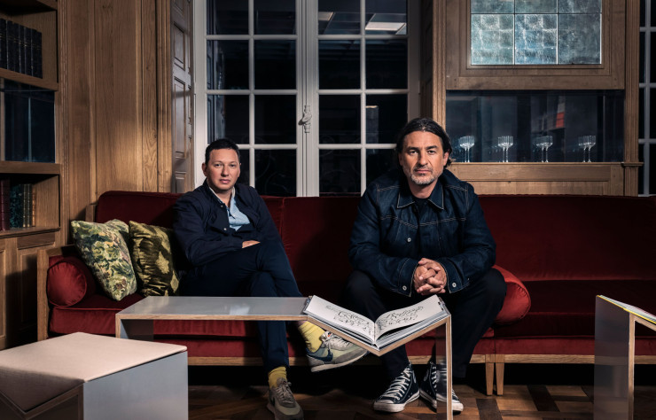 La rencontre de deux « mixeurs », le designer Ramy Fischler (à gauche) et Franck Audoux, créateur du premier bar Cravan, a abouti à l’ouverture d’une nouvelle adresse dévolue à l’art mixologique et à la littérature dans le VIe arrondissement parisien.