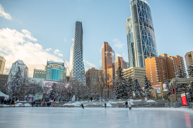 Une cité dynamique nichée entre les majestueuses montagnes, alliant modernité urbaine et charme naturel.
