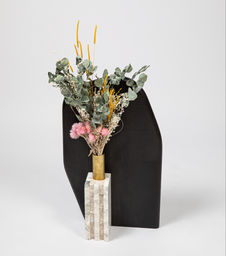 Le vase de la collection Erosion de Ludovic Renson et Maison Saman, en bois brûlé, marbre et laiton upcyclés.