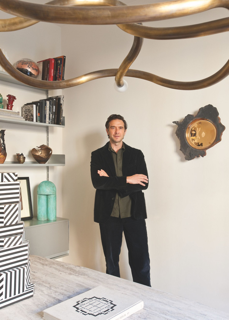 Dans son bureau, l’architecte Nicolas Bellavance Lecompte, cofondateur de Carwan Gallery, à côté d’une applique 19.2, d’Omer Arbel (Carwan Gallery).