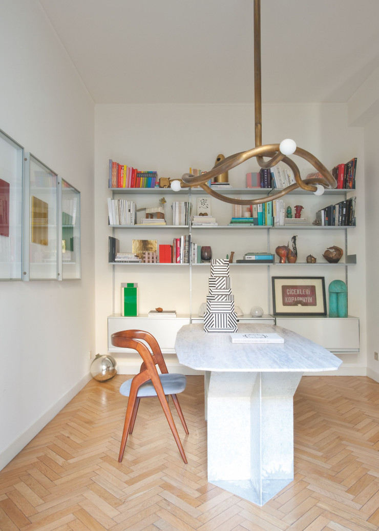 Dans le bureau, table Pinac, de Nicolas Bellavance-Lecompte et Jakub Zak, sur laquelle est posée la tour Black Stripes de la collection « Ziggurat » (le tout, Oeuffice). Chaise vintage. Suspension Tryst Three, de Paul Matter (Carwan Gallery). Sur le mur de gauche, série « Phenomena Coloured », de Keiji Takeuchi (Design Editions).