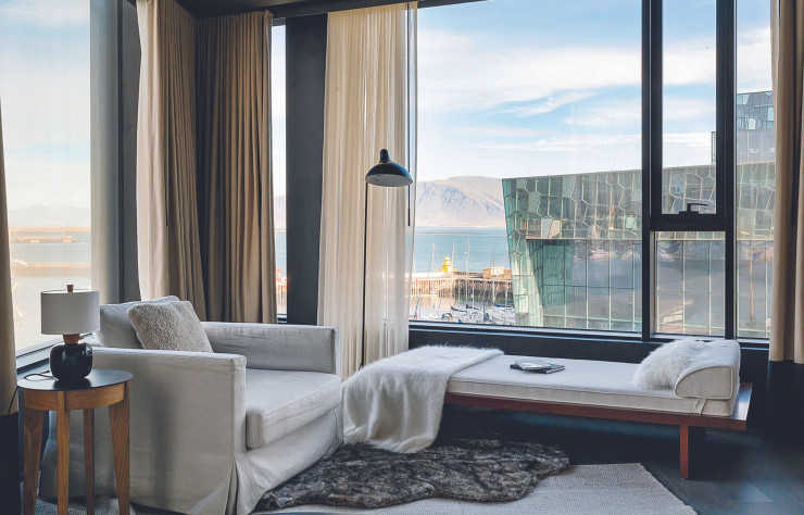 Situé en plein cœur de la ville, Ion City Hotel offre tout le confort moderne aux voyageurs qui cherchent un piedà-terre pour explorer facilement les alentours. Le lieu a concentré ses efforts sur des chambres au design efficace et un personnel chaleureux. Les repas se prennent à l’extérieur, comme dans la délicieuse boulangerie Sandholt, plus loin dans la rue.