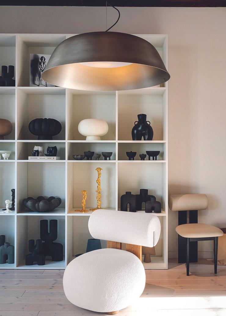 La marque de design danoise a ouvert un showroom au cœur de la capitale islandaise, où se mêlent un fauteuil Hippo et des tables d’appoint en pierre, imaginés par Kristian Sofus Hansen – fondateur de Norr11 – et Tommy Hyldahl, et des vases Capsule III en verre, signés Argot. Sur les étagères, des vases anthropomorphes d’Anissa Kermiche réveillent l’intérieur 9 avec leurs touches de féminité sensuelle.