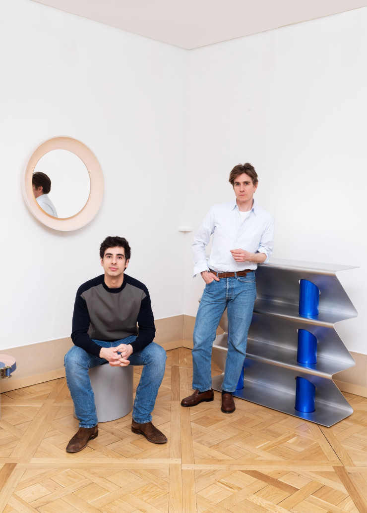 Jérôme Bazzocchi (à gauche) et David Giroire, à la tête de Théorème Éditions, devant le miroir Bowl, d’Emmanuelle Simon, et la console Pleat, de Victoria Wilmotte.