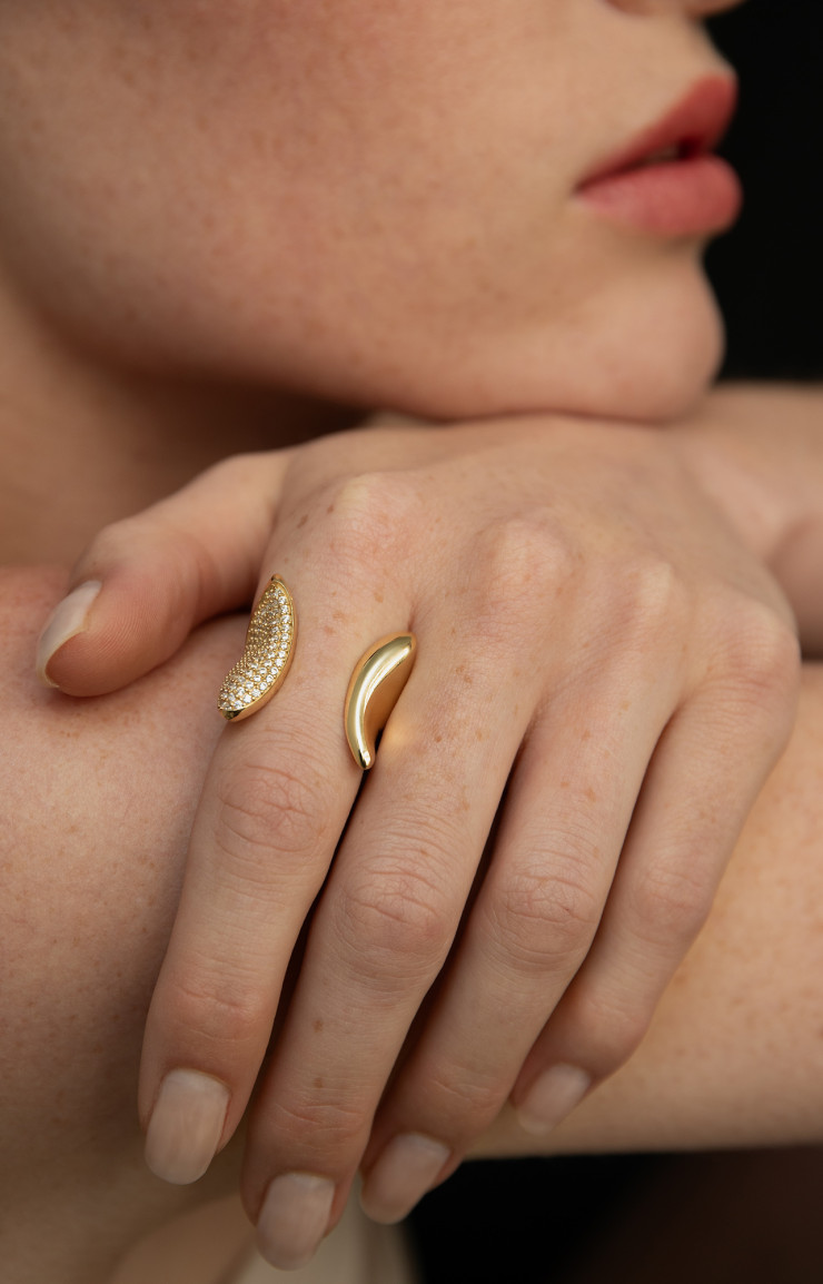 Cette bague est certie de diamants.