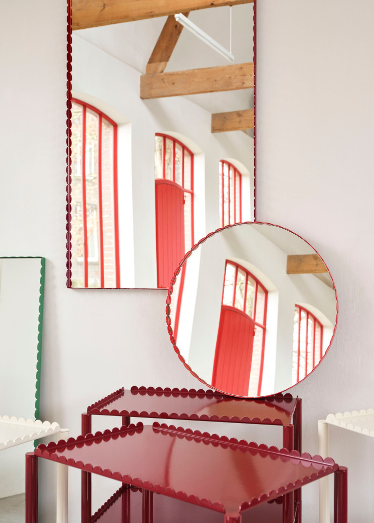 Tables roulantes et miroirs Arcs en acier (Hay).