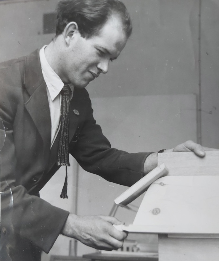 Le designer suédois Olle Pira, créateur de l’étagère Pira, au travail.