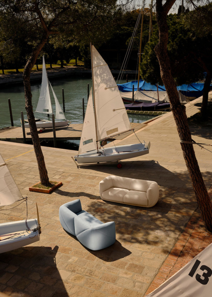 Les formes du canapé Vela évoque les voiles d’un bateau.