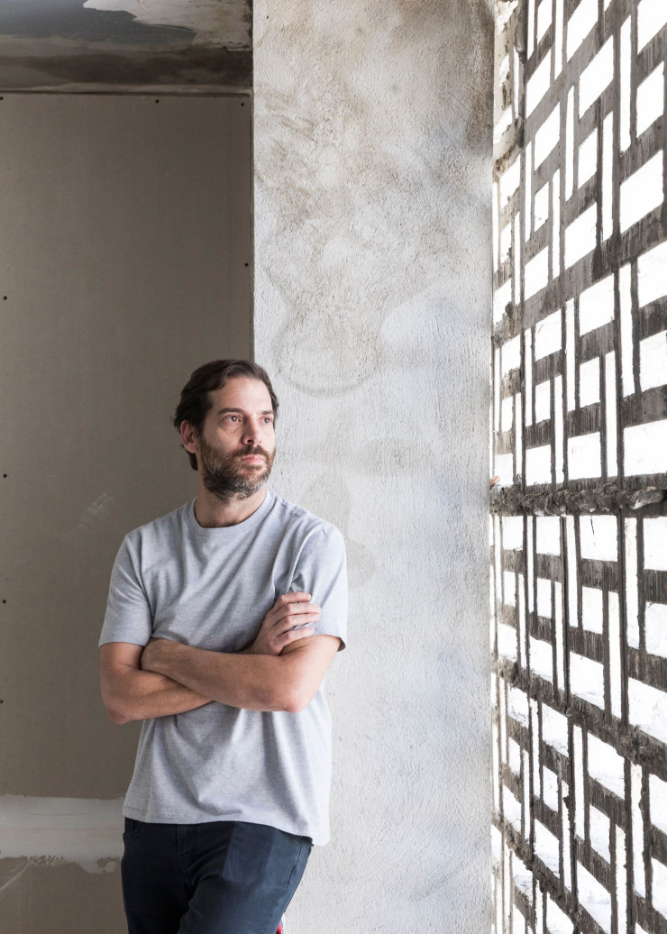 Gustavo Cedroni, brillant architecte et directeur associé de Metro Arquitetos, visite le chantier de l’iconique immeuble Renata Sampaio Ferreira qu’il réhabilite actuellement pour Planta. Inc. Construit par Oswaldo Bratke en 1956, il est une pépite du modernisme tropical avec sa façade brise-soleil en cobogó.