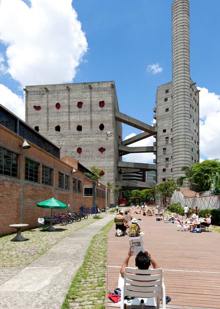 Avec son squelette de béton mis à nu, le SESC Pompeia est l’une des réalisations architecturales les plus mythiques de Lina Bo Bardi qui, entre 1977 et 1982, a reconverti cette ancienne fabrique de barils en centre culturel.