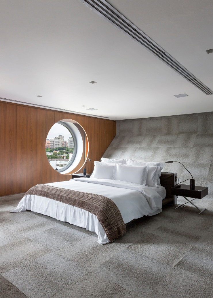 En phase finale de rénovation, la plupart des chambres et des suites du vaisseau en béton de Ruy Ohtake ont vue sur le parc Ibirapuera via leurs fenêtres-hublots XXL.