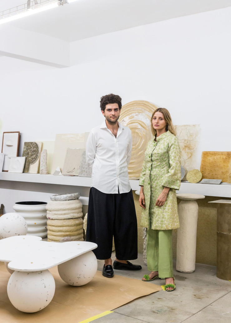 À Barra Funda, les designers Cléo Döbberthin et Lorenzo Lo Schiavo, fondateurs du studio Palma et de la galerie Olhão, à côté de leur table B de Bola. 2