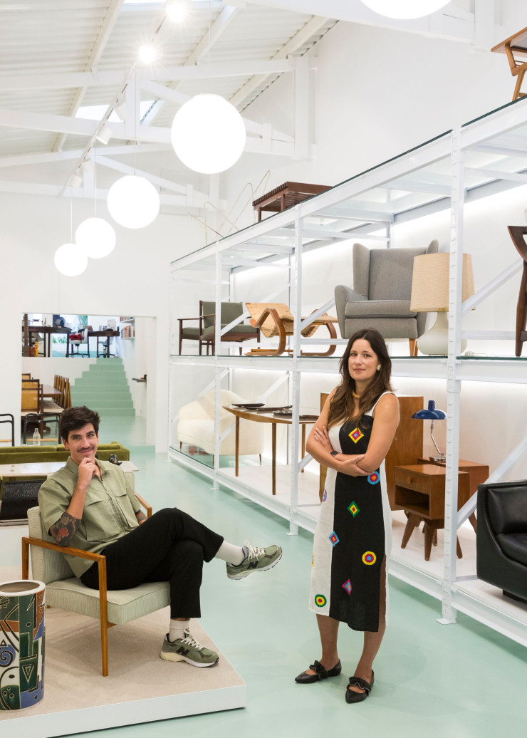 Vivian Lobato et André Visockis dans leur galerie de design moderniste Apartamento 61.