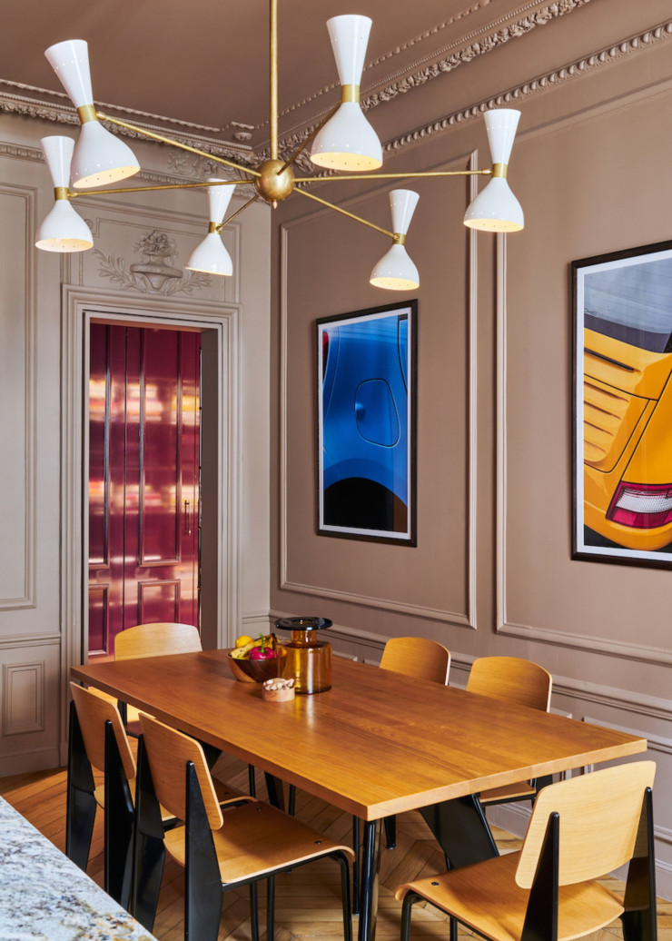 Dans la cuisine-salle à manger, qui arbore le même Brun Cèpe S104 (Ressource) que celui du salon et du bureau, EM Table et chaises Standard, de Jean Prouvé (Vitra). Au mur, photographie de la série « Car » de Guillaume Lavrut. Dans le bureau, chaise Tulip, d’Eero Saarinen (Knoll), lampe Pipistrello, de Gae Aulenti (Martinelli Luce), posée sur un tabouret Cabanon LC14, de Le Corbusier (Cassina).