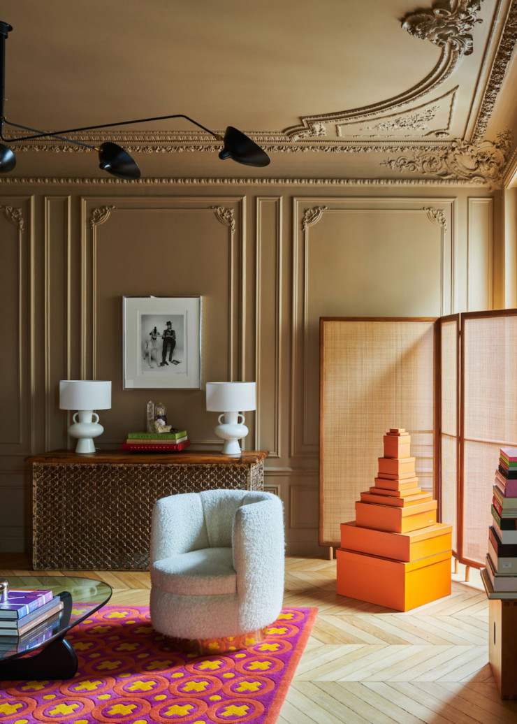 Dans le salon, entièrement peint en Brun Cèpe S104 (Ressource) pour atténuer la présence des moulures, Coffee Table, d’Isamu Noguchi (Vitra, 1944), fauteuil vintage, plafonnier 6 bras pivotants, de Serge Mouille (1958), et tapis sur mesure signé David Hicks (Codimat Collection). Au mur, photo David Bowie, Diamond Dogs, de Terry O’Neill (1974).