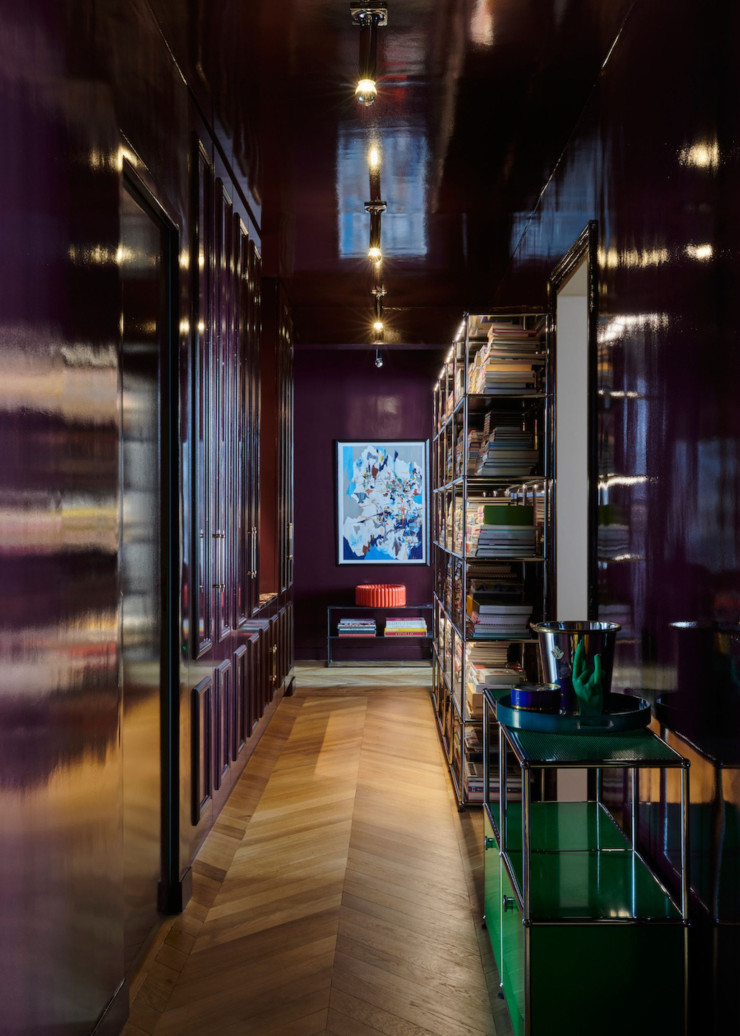Le corridor est meublé d’une bibliothèque chromée USM et d’un meuble USM Haller. Au mur, gouache sur papier de lasérie « Nulle part » de Rita Fischer.