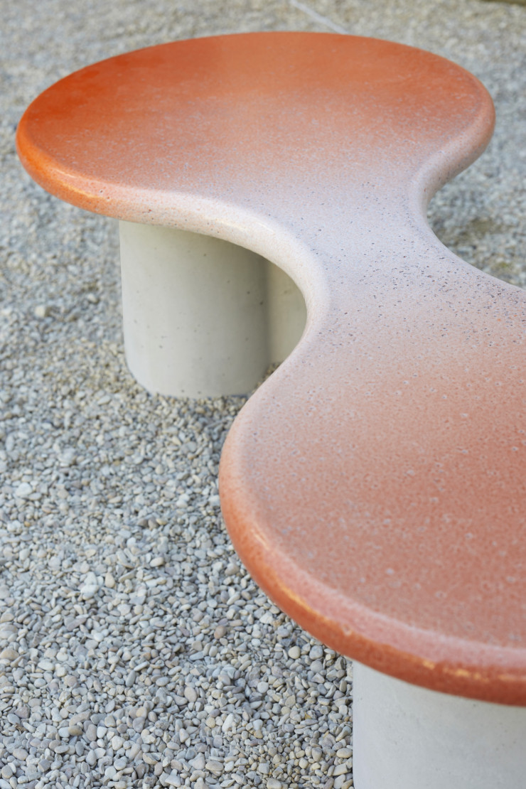 La table basse Peanut est travaillée en lave émaillée.
