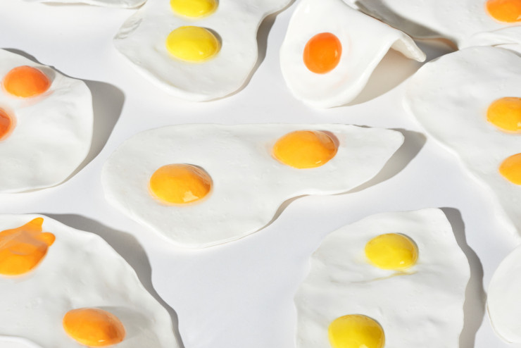 Les oeufs au plat en pâte à modeler de Diego Faivre.