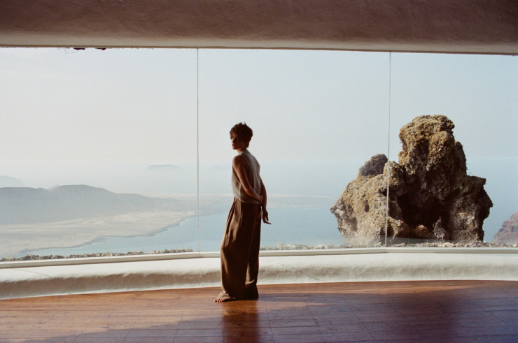 Claire Laffut photographiée à Lanzarote à l’occasion de sa collaboration avec NV Gallery.